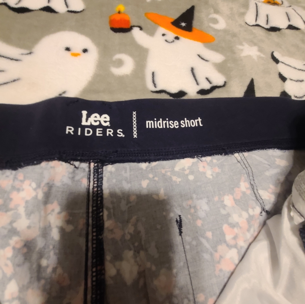 Shorts - Picture 3 of 4